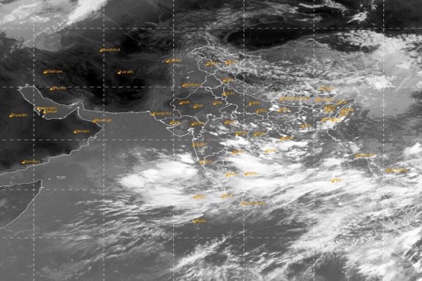 #কলকাতা: ঘূর্ণাবর্ত মধ্য বঙ্গোপসাগর। আগামী ৪৮ ঘণ্টায় নিম্নচাপ তৈরি হবে। এর প্রভাবে শুক্র ও শনিবার উপকূল ও ওড়িশা সংলগ্ন জেলাগুলিতে ভারী বৃষ্টির পূর্বাভাস। বইবে হালকা ঝোড়ো হাওয়া। মধ্য বঙ্গোপসাগরে তৈরি হওয়া এই নিম্নচাপ সরাসরি প্রভাব ফেলবে না বাংলায়। Photo Courtesy- IMD/Satellite Image 