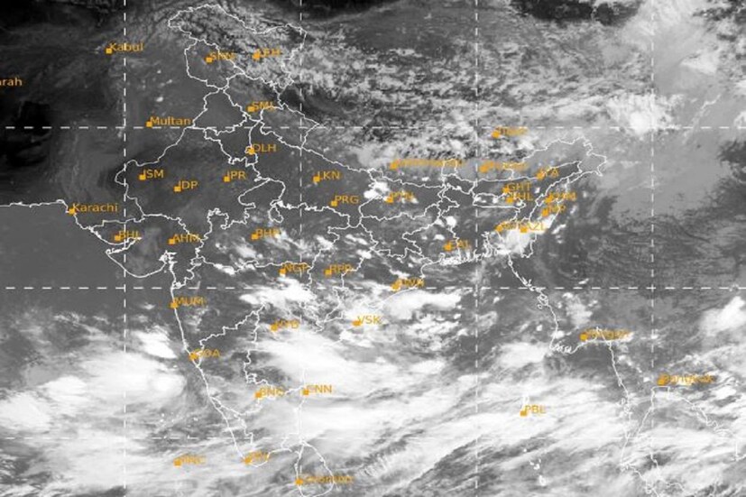 আজ বুধবার পূর্ব মধ্য বঙ্গোপসাগরে একটি ঘূর্ণাবর্ত তৈরি হয়েছে। এই ঘূর্ণাবর্ত পরবর্তী ৪৮ ঘণ্টায় পশ্চিম মধ্য বঙ্গোপসাগরে নিম্নচাপে পরিণত হবার সম্ভবনা। শুক্রবার নাগাদ নিম্নচাপ পরিণত হয়ে এটি ক্রমশ ওড়িশা তে প্রবেশ করবে। এর প্রভাবে শুক্র ও শনিবার ভারী বৃষ্টির সম্ভাবনা থাকছে দক্ষিণবঙ্গের উপকূলের জেলা ওড়িশা সংলগ্ন জেলাগুলিতে। দক্ষিণ ২৪ পরগনা পূর্ব ও পশ্চিম মেদিনীপুরে ভারী বৃষ্টির সম্ভাবনা বিক্ষিপ্তভাবে ভারী বৃষ্টি হতে পারে ঝাড়গ্রাম জেলাতেও। হালকা মাঝারি বৃষ্টির সম্ভাবনা কলকাতা, হাওড়া , বাঁকুড়া, পুরুলিয়া ,পশ্চিম বর্ধমান জেলার বিভিন্ন অংশে।Photo Courtesy- IMD/Satellite Image  