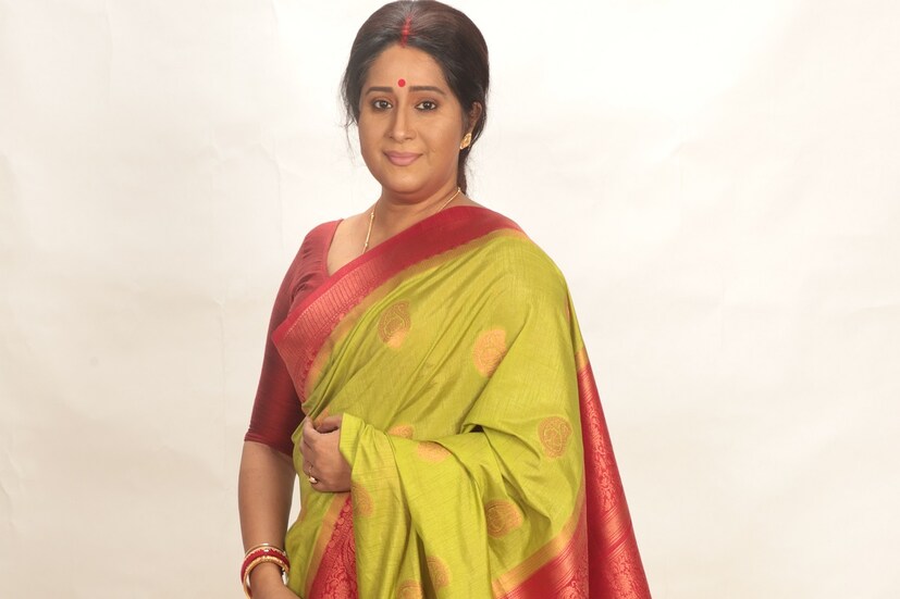 গল্পটি একটি মেয়েকে নিয়ে যার নাম 'আলো'। ছোট বেলা থেকেই তাঁর বাবার স্বপ্নই তার নিজের স্বপ্ন। পড়াশোনা নিয়েই আলোর বেড়ে ওঠা । তাঁর জীবন পাল্টে যায় যেদিন হঠাৎ তাঁর বাবা বিয়ের প্রস্তাব নিয়ে আসে। তাঁর বিয়ে ঠিক হয়ে  একটি স্বনামধন্য ব্যাবসায়ী পরিবারের একটি ছেলের সঙ্গে । 