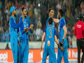 অক্ষর নিলেন তিনটি উইকেট 