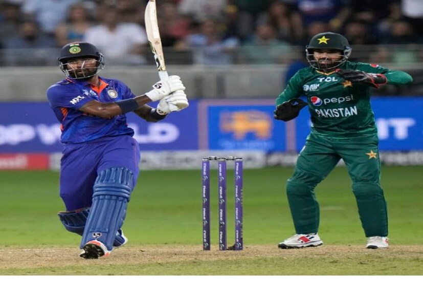 সেখানে কথা বললে সহ অধিনায়ক কেএল রাহুলের প্রদর্শন শানদার৷ পাকিস্তানের বিরুদ্ধে তিনি নসিম শাহের প্রথম বলে বোল্ড হয়ে গেছেন৷ যেখানে হংকংয়ের বিরুদ্ধে প্রত্যেক রানের জন্য লড়াই করতে দেখা গেছে৷ কিন্তু পুরো দুনিয়া এই দুই ক্রিকেটারের ব্যাটিং ক্ষমতার বিষয়ে জানেন৷ তিনি যদি ফর্মে থাকেন তাহলে সেই ক্ষমতায় একাই ম্যাচ জেতাতে পারেন৷