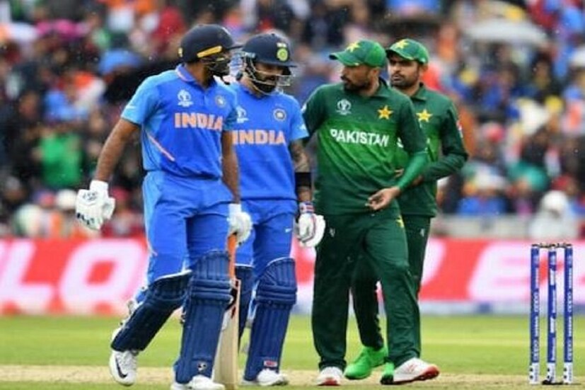 রোহিত -রাহুল শুরু করবেন ইনিংস আজকের মোকাবিলায় ফের একবার রোহিত শর্মা এবং কেএল রাহুলের জুটি ভারতীয় ইনিংসের সূচনা করবেন৷ যদিও বর্তমানে টুর্নামেন্টে ফর্মের জন্য সংঘর্ষ৷ রোহিত শর্মার বিরুদ্ধে মাত্র ১২ রান করে আউট হয়েছেন৷ সেখানে কমজোর হংকংয়ের বিরুদ্ধে তাঁর ব্যাট সবসময়েই স্তব্ধ হয়ে গেছে৷ ক্যাপ্টেন শর্মা মাত্র ২১ রান করেছিলেন৷
