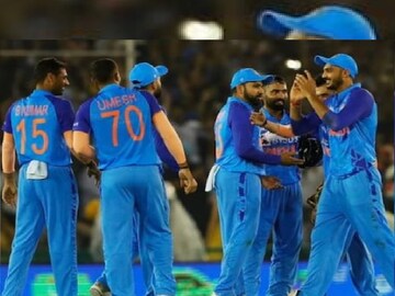  Ind vs Aus: Rohit Sharma handed over the trophy to Dinesh Karthik- Photo Courtesy- Instagram 
