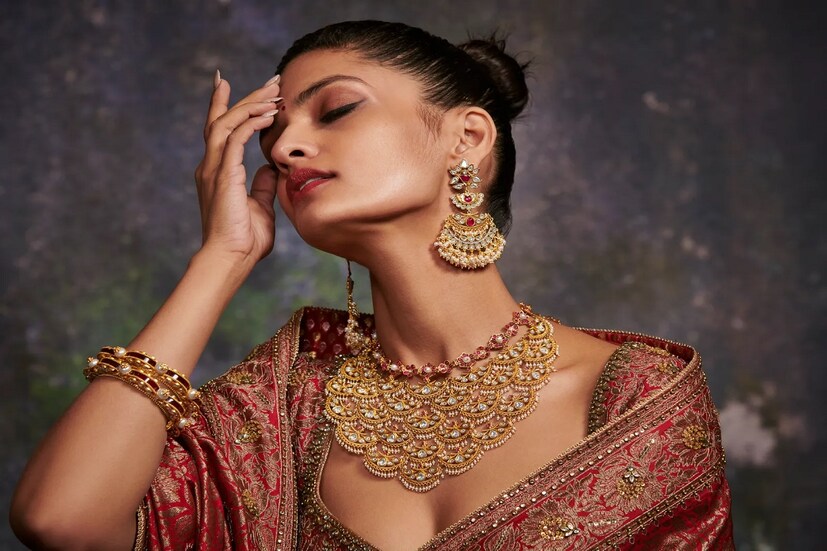 *শাড়ির সঙ্গে বড় ভারি কানের দুল: জমকালো শাড়ি এবং ব্লাউজের সঙ্গে বড় এবং ভারি কানের দুল সবচেয়ে ভাল মানায়। তবে মেকআপও গাঢ় হতে হবে। গাঢ় লাল রঙের লিপস্টিক তো চাই-ই। আর চুলে একটা খোঁপা। আভিজাত্যে ভরা লুক এনে দেবে। বাজারে এই ধরনের ভারি কানের দুল ৩০০ থেকে ১০০০ টাকায় বিক্রি হচ্ছে। পুজোয় শুধু শাড়ি পরে কাটাতে চাইলে এই গয়নাগুলো মাস্ট। সংগৃহীত ছবি।