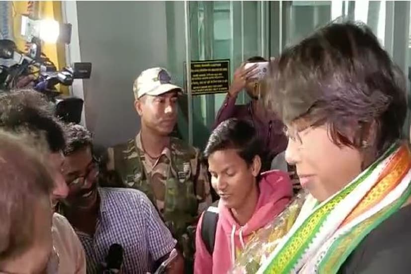 এদিন কলকাতা বিমানবন্দরে খুদে ক্রিকেটাররা ঝুলনকে ফুল দিয়ে সংবর্ধনা জানান। পাশাপাশি সিএবি কর্তারা ঝুলনকে ফুলের মালা দিয়ে সংবর্ধিত করেন।