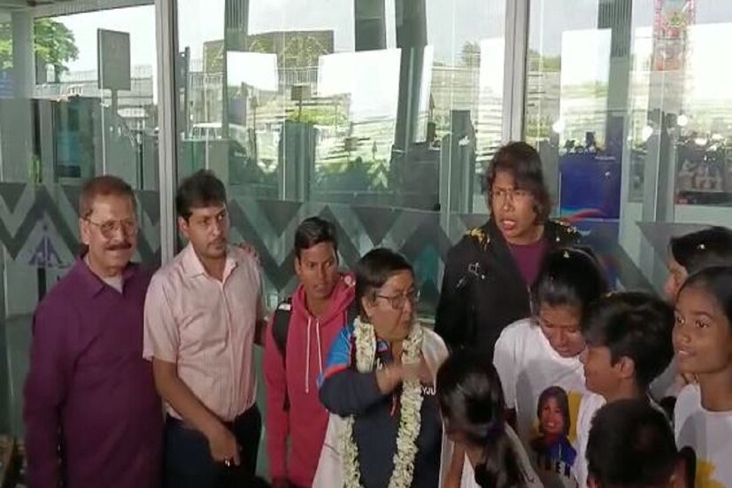 এদিন কলকাতা বিমানবন্দরে দাঁড়িয়ে ঝুলন গোস্বামী জানান প্রতিটি খেলোয়াড়কেই একদিন অবসর নিতে হয়। জীবনের প্রথম ম্যাচ শেষ ম্যাচ ও ২০১৭ সালে বিশ্বকাপ তার জীবনের উল্লেখযোগ্য ম্যাচগুলোর মধ্যে অন্যতম। বিশ্বকাপ না জেতা তাঁর আক্ষেপ এমনটাও জানান তিনি।