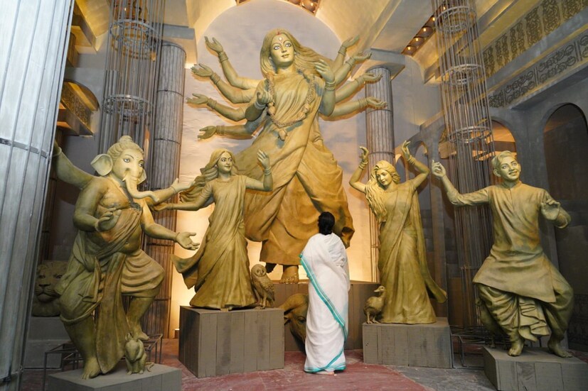 খিদিরপুর ৭৪ পল্লীর পুজো মণ্ডপে মুখ্যমন্ত্রী মমতা বন্দ্যোপাধ্যায় ৷
