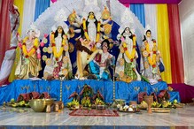 কলকাতার থেকে কোনও অংশে কম নয়, কার্শিয়ংয়ের দুর্গাপুজোয় বুঁদ বাঙালি! এক নস্টালজিয়া কলকাতার থেকে কোনও অংশে কম নয়, কার্শিয়ংয়ের দুর্গাপুজোয় বুঁদ বাঙালি! এক নস্টালজিয়া