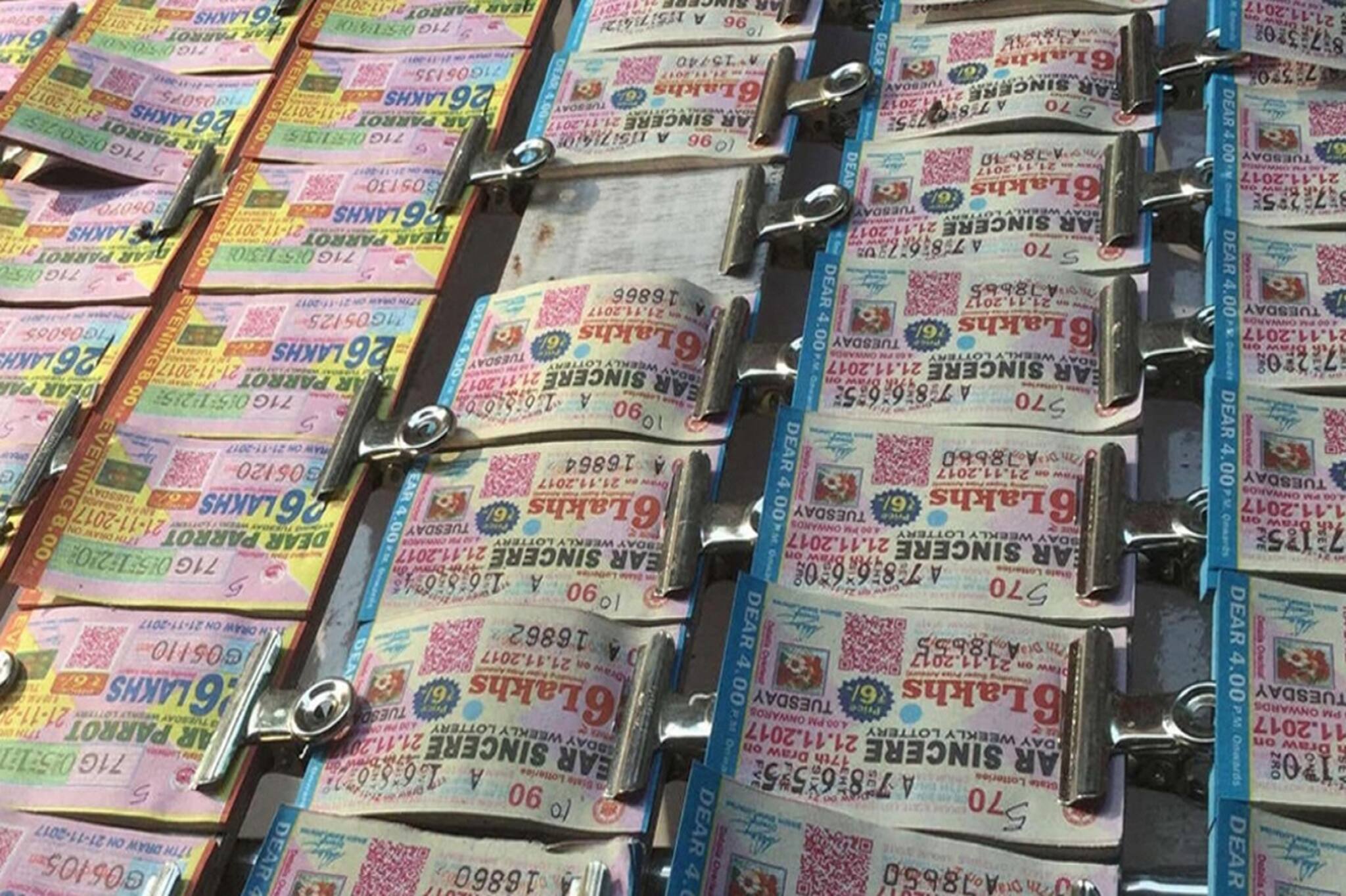 East Bardhaman News: ৬০ টাকার লটারির টিকিট কেটে কোটিপতি, প্রসেনজিৎকে দেখতে ভিড়!