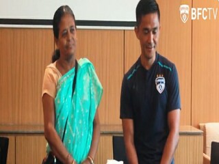 বেঙ্গালুরুর টিম হোটেলে সুনীলের সঙ্গে লজেন্স মাসি