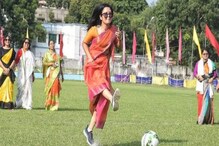 পরনে লাল শাড়ি, চোখে সানগ্লাস আর পায়ে স্পোর্টস সু! ঝড় তুললেন গোলকিপার মহুয়া পরনে লাল শাড়ি, চোখে সানগ্লাস আর পায়ে স্পোর্টস সু! ঝড় তুললেন গোলকিপার মহুয়া