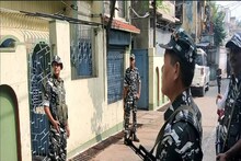 মলয় ঘটকের একাধিক বাড়ি সহ সাত জায়গায় তল্লাশি! কোথায় মন্ত্রী? বাড়ছে রহস্য