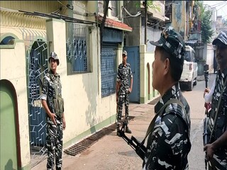 আসানসোলে মন্ত্রী মলয় ঘটকের বাড়ির বাইরে পাহারায় কেন্দ্রীয় বাহিনীর জওয়ানরা৷ 