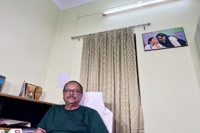দিনভর সিবিআই তল্লাশির পর সংবাদমাধ্যমের মুখোমুখি মলয় ঘটক৷ 