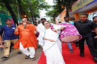 ঢাক বাজালেন মমতা ঢাক বাজালেন মমতা