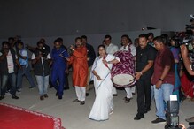 ঢাক বাজাতে বাজাতে মণ্ডপে প্রবেশ মুখ্যমন্ত্রী মমতা বন্দ্যোপাধ্যায়ের, দেখুন ঢাক বাজাতে বাজাতে মণ্ডপে প্রবেশ মুখ্যমন্ত্রী মমতা বন্দ্যোপাধ্যায়ের, দেখুন