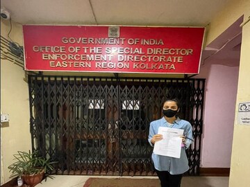 ইডি অফিসের বাইরে মানেকা গম্ভীর৷ 
