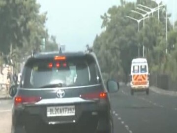 অ্যাম্বুল্যান্সকে জায়গা দিতে থামল প্রধানমন্ত্রীর কনভয়৷ 