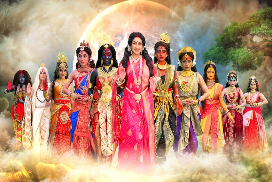  মহলয়ার দিন চ্যানেলগুলিতে প্রতিযোগীতায় টক্কর হয় হাড্ডাহাড্ডি। কার মহালয়া বেশি কালারফুল করা যায়... এইবার কালার্স বাংলা সেই প্রতিযোগীতায় এনেছে নতুন চমক।
