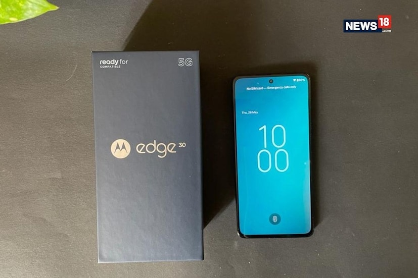 Motorola Edge 30 5G: Flipkart তথ্য অনুযায়ী, মোটোরোলা এজ ৩০ ৫জি ফ্লিপকার্ট সেলে ২২,৭৪৯ টাকায় কেনা যাবে। ফোনটিতে ৬.৫৫ ইঞ্চির ফুল এইচডি প্লাস ( HD+) অ্যামোলেড ডিসপ্লের সঙ্গে রয়েছে ১৪৪ হার্টজ রিফ্রেশ রেট। ফলে গেমের কোনও ফ্রেম এবার বাদ যাবে না। ফোনের পিছনের দিকে রয়েছে তিন- তিনটে ক্যামেরা। সেলফির জন্য এই ফোনে একটি ৩২ মেগাপিক্সেল ফ্রন্ট ক্যামেরাও  রয়েছে।