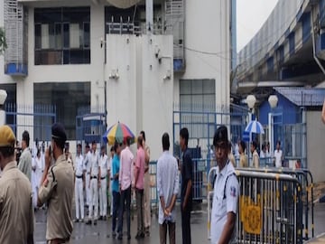 নবান্নের সামনে সকাল থেকেই কড়া পুলিশি প্রহরা৷ 