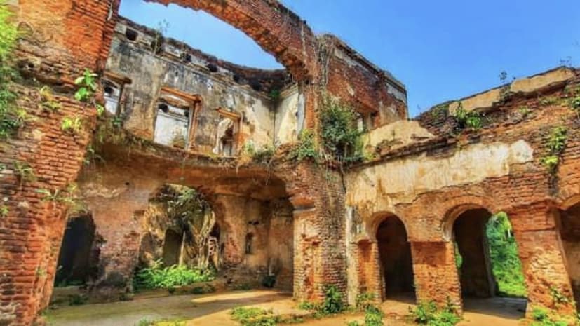 *রাজবাড়ীর অষ্টধাতুর মূর্তিতে মা একাই পূজিত হন। এখানে মায়ের সঙ্গে থাকে না কার্তিক, গণেশ, লক্ষ্মী ও সরস্বতী। এখানে যেহেতু অষ্টধাতুর দুর্গা তাই বিসর্জন হয় না হয় শুধুমাত্র ঘট ডুবিয়ে নিরঞ্জন দেওয়া হয়।