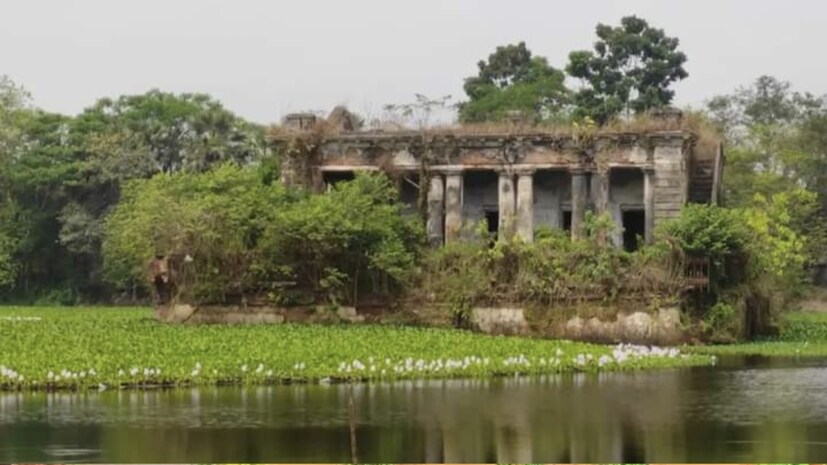 *দু'বছর করোনার জেরে সেভাবে পুজোর আয়োজন হয়নি। তবে এ বছর রীতিনীতি মেনে সাড়ম্বরে পালিত হবে দুর্গা পুজো। তার জন্য প্রস্তুতিও শুরু হয়ে গিয়েছে বলে জানান রাজবাড়ির সদস্যরা।