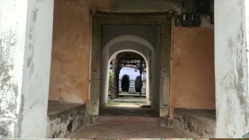 *আজ নাড়াজোল রাজবাড়ি ধ্বংসের পথে। কিন্তু প্রথা মেনে আজও রাজবাড়ীতে অষ্টধাতুর দুর্গা মূর্তি পূজিত হয়।রাজবাড়ীতে বৈষ্ণব মতে পূজিত হন মা দুর্গা, তাই নেই বলি প্রথা। আজও রাজবাড়ির মহিলারা পুষ্পাঞ্জলি দিতে পারেন না। নিতে পারবেন না প্রসাদ ও বেলপাতাও।