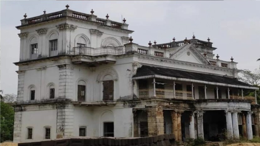 *রাজ পরিবার সূত্রে জানা গিয়েছে, বর্ধমান রাজার নায়েব ছিলেন উদয়নারায়ন ঘোষ। তিনি রাজার অনুমতি নিয়ে মেদিনীপুর জেলায় শিকার করতে এসেছিলেন। দাসপুরের নাড়াজোল জঙ্গলে শিকার করে ফেরার পথে হঠাৎই দেখেন একটি বক তাড়া করছে বাজপাখিকে। এই দৃশ্য দেখে চমকে গিয়েছিলেন নায়েব মশাই। বাড়ি ফিরে সেই রাতেই তিনি স্বপ্ন দেখেন ওই জঙ্গলেই রয়েছেন মা দুর্গার অষ্টধাতুর মূর্তি।