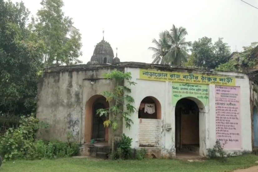 *মায়ের পুজোতে মায়েরাই ব্রাত্য। এমনটাই চলে আসছে ৬০০ বছরেরও বেশি সময় ধরে। পশ্চিম মেদিনীপুর জেলার দাসপুরের নাড়াজোল রাজবাড়ির দুর্গাপুজো এবছর রাজবাড়ির পুজো ৬০৯ বছরে পদার্পন করবে। এটাই রাজবাড়ির প্রথা, আর সেই প্রথা আজও অক্ষরে অক্ষরে মেনে চলেছেন রাজ পরিবারের মহিলারা। প্রতিবেদন ও ছবিঃ পার্থ মুখোপাধ্যায়। 