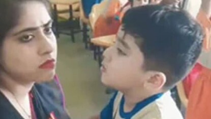 ভিডিওতে দেখা যাচ্ছে খুদে পড়ুয়া সমানে দুঃখপ্রকাশ করছে ভিডিওতে দেখা যাচ্ছে খুদে পড়ুয়া সমানে দুঃখপ্রকাশ করছে