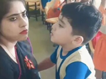 ভিডিওতে দেখা যাচ্ছে খুদে পড়ুয়া সমানে দুঃখপ্রকাশ করছে