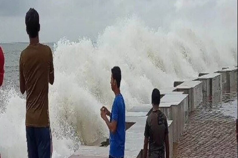 রবিবার অমাবস্যার ভরা কোটাল। রবিবার মহালয়া, তবে মহালয়ার দিন ভরা কোটালে জোয়ারের সময় দিঘা ভাসবে কি জলোচ্ছ্বাসে! আপাতত আবহাওয়া দফতর সূত্রে জানা গিয়েছে দিঘার আকাশে বড় কোনও দুর্যোগের আশঙ্কা নেই। কিন্তু বজ্রবিদ্যুৎ-সহ হালকা থেকে বৃষ্টিপাতের সম্ভাবনা রয়েছে। কখনও রোদ, কখনও বৃষ্টি আবার কখনও বা কালো মেঘের আড়ালে লুকিয়ে পড়ছে সূর্য। 