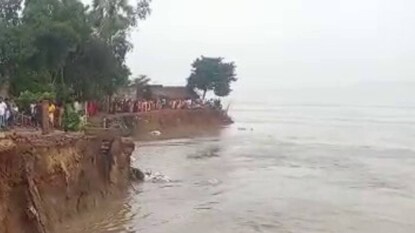 পুজোর আগে ভাঙনের আতঙ্কে বাড়ি ঘর ভেঙে নিরাপদে যেতে ব্যস্ত গ্রামবাসীরা পুজোর আগে ভাঙনের আতঙ্কে বাড়ি ঘর ভেঙে নিরাপদে যেতে ব্যস্ত গ্রামবাসীরা