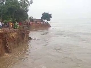পুজোর আগে ভাঙনের আতঙ্কে বাড়ি ঘর ভেঙে নিরাপদে যেতে ব্যস্ত গ্রামবাসীরা
