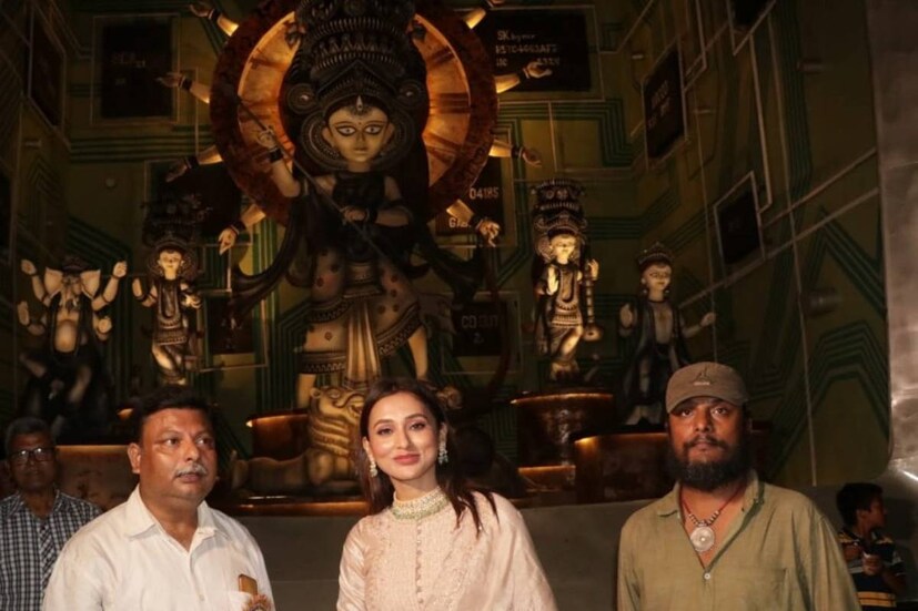 যাদবপুরের ১০৩ নম্বর ওয়ার্ডের সন্তোষপুর লেক পল্লী, আদি সন্তোষপুর, সন্তোষপুর সাগ্নিক এবং ১০৬ নম্বর ওয়ার্ডের পূর্বাচল শক্তি সঙ্ঘের পুজো উদ্বোধনের ছবি ট্যুইটারে শেয়ার করেছেন মিমি৷ 