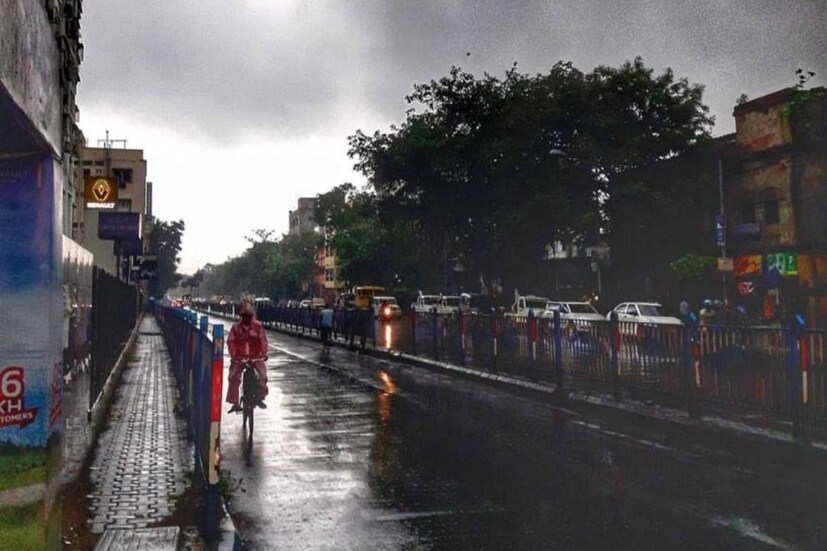 ভারী বৃষ্টি না হলেও বিক্ষিপ্তভাবে বজ্রগর্ভ মেঘ থেকে হালকা বৃষ্টি সম্ভাবনা দক্ষিণবঙ্গের দু এক জেলায়।