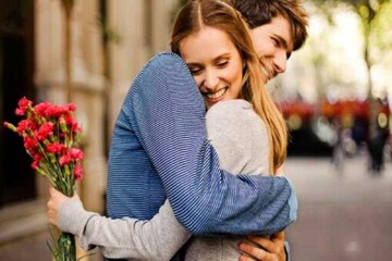 আলিঙ্গনই সুস্থ থাকার টোটকা, জেনে নিন দিনে কত বার জড়িয়ে ধরবেন প্রিয়জনকে আলিঙ্গনই সুস্থ থাকার টোটকা, জেনে নিন দিনে কত বার জড়িয়ে ধরবেন প্রিয়জনকে