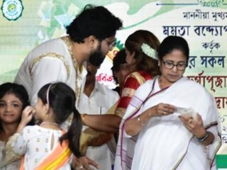 মুখ্যমন্ত্রীর অনুযোগের সামনে দাড়িয়ে দৃশ্যত বিব্রত দেখিয়েছে বাবুল সুপ্রিয়কে