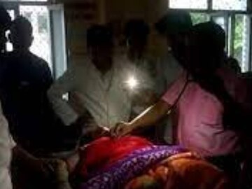 ভারী বর্ষণের জেরে উত্তরপ্রদেশের বালিয়া জেলায় বিঘ্নিত হয় বিদ্যুৎ পরিষেবা