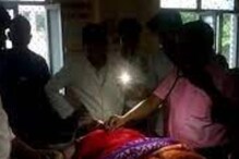 যেন ‘থ্রি ইডিয়টস’-এর দৃশ্য! বিদ্যুৎহীন হাসপাতাল, মোবাইলের টর্চের আলোয় চিকিৎসা যেন ‘থ্রি ইডিয়টস’-এর দৃশ্য! বিদ্যুৎহীন হাসপাতাল, মোবাইলের টর্চের আলোয় চিকিৎসা