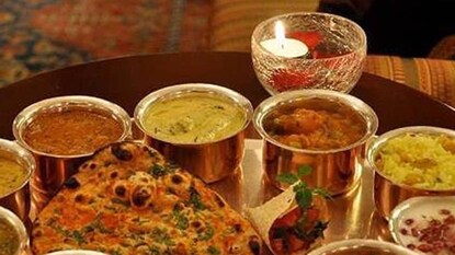 মহিলার ওজন বাড়ে যে কারণে
মহিলার নাম ডন ল্যাম্বার্ট, বয়স ৫২ বছর। ওজন কমিয়েছেন ১০৭ কেজি। জানা যায়, ডনের ওজন ছিল প্রায় ১৬৬ কেজি। সে সময় সে প্রচুর চিপস এবং চকোলেট খেতেন। এ কারণে তাঁর হাঁপানি, পা ও ফুসফুসে রক্ত জমাট বাঁধা, ইরিটেবল বাওয়েল সিনড্রোম (আইবিএস) এবং ডাইভারটিকুলাইটিস এর মতো অনেক স্বাস্থ্য সমস্যা দেখা দিয়েছিল। মহিলার ওজন বাড়ে যে কারণে
মহিলার নাম ডন ল্যাম্বার্ট, বয়স ৫২ বছর। ওজন কমিয়েছেন ১০৭ কেজি। জানা যায়, ডনের ওজন ছিল প্রায় ১৬৬ কেজি। সে সময় সে প্রচুর চিপস এবং চকোলেট খেতেন। এ কারণে তাঁর হাঁপানি, পা ও ফুসফুসে রক্ত জমাট বাঁধা, ইরিটেবল বাওয়েল সিনড্রোম (আইবিএস) এবং ডাইভারটিকুলাইটিস এর মতো অনেক স্বাস্থ্য সমস্যা দেখা দিয়েছিল।