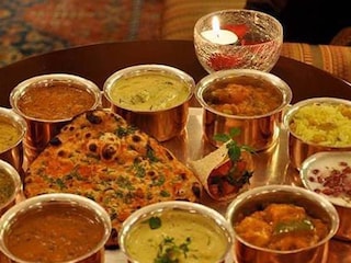 মহিলার ওজন বাড়ে যে কারণে

মহিলার নাম ডন ল্যাম্বার্ট, বয়স ৫২ বছর। ওজন কমিয়েছেন ১০৭ কেজি। জানা যায়, ডনের ওজন ছিল প্রায় ১৬৬ কেজি। সে সময় সে প্রচুর চিপস এবং চকোলেট খেতেন। এ কারণে তাঁর হাঁপানি, পা ও ফুসফুসে রক্ত ​​জমাট বাঁধা, ইরিটেবল বাওয়েল সিনড্রোম (আইবিএস) এবং ডাইভারটিকুলাইটিস এর মতো অনেক স্বাস্থ্য সমস্যা দেখা দিয়েছিল।