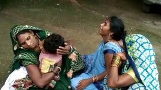 পাঁচ বছরের এক শিশু মায়ের কোলেই ঢলে পড়েল মৃত্যুর কোলে পাঁচ বছরের এক শিশু মায়ের কোলেই ঢলে পড়েল মৃত্যুর কোলে