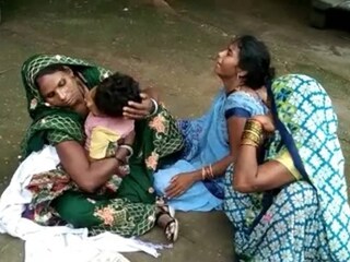 পাঁচ বছরের এক শিশু মায়ের কোলেই ঢলে পড়েল মৃত্যুর কোলে