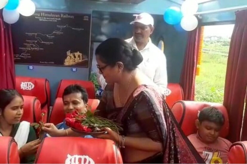 মহানন্দা অভয়ারণ্য, পাহাড়ি ঝরনা-সহ আরও কত কী! সপ্তাহে তিন দিন এনজেপি থেকে ছাড়বে এই ট্রেন। সোম, বুধ এবং শনিবার। অন্যদিকে দার্জিলিং থেকে ফের সমতলে নামবে মঙ্গল, বৃহস্পতি এবং রবিবারে। 