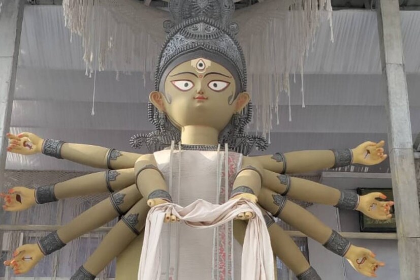 কলকাতায় যে সব সর্বজনীন পুজোয় দর্শনার্থীদের ঢল নামে, তাদের মধ্যে অন্যতম নাকতলা উদয়ন সঙ্ঘ৷ কোভিড পর্বের আগে এটাই ছিল চেনা ছবি৷ এ বছর অতিমারি স্তিমিত, কিন্তু নাকতলা উদয়ন সঙ্ঘের ক্ষেত্রে পট পরিবর্তন হয়েছে অন্য কারণেও৷