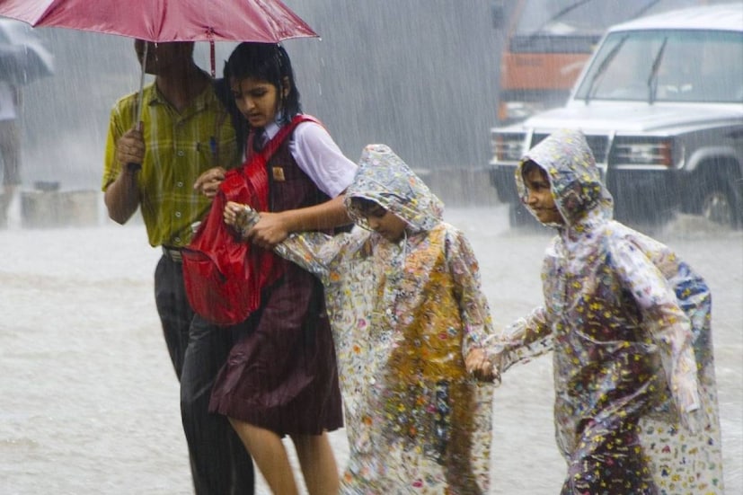 আবহাওয়া দফতরের পূর্বাভাস, আগামী ১ থেকে ২ ঘণ্টার মধ্যে বজ্রবিদ্যুৎ-সহ হাল্কা থেকে মাঝারি বৃষ্টিপাত হবে কলকাতার কিছু অংশে, পূর্ব মেদিনীপুর ও দক্ষিণ ২৪ পরগনার অংশবিশেষে৷