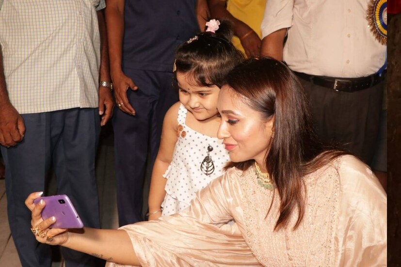 পুজোর উদ্বোধনের মাঝেই চলল খুদে দর্শনার্থীর সঙ্গে নিজস্বী-মুহূর্ত৷
