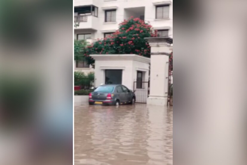 একই সপ্তাহের মধ্যে দ্বিতীয় বার জলমগ্ন হল বেঙ্গালুরু। শহরের বিভিন্ন এলাকা থেকে যানজটের খবর আসছে। জরুরি পরিস্থিতি ছাড়া ঘর থেকে না বেরোনোর পরামর্শ দেওয়া হয়েছে শহরবাসীদের। পড়ুয়াদের স্কুল যেতে না দেওয়ার পরামর্শও দেওয়া হয়েছে।